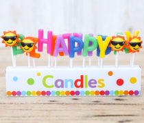 Sada farebných tortových sviečok s nápisom Happy Birthday